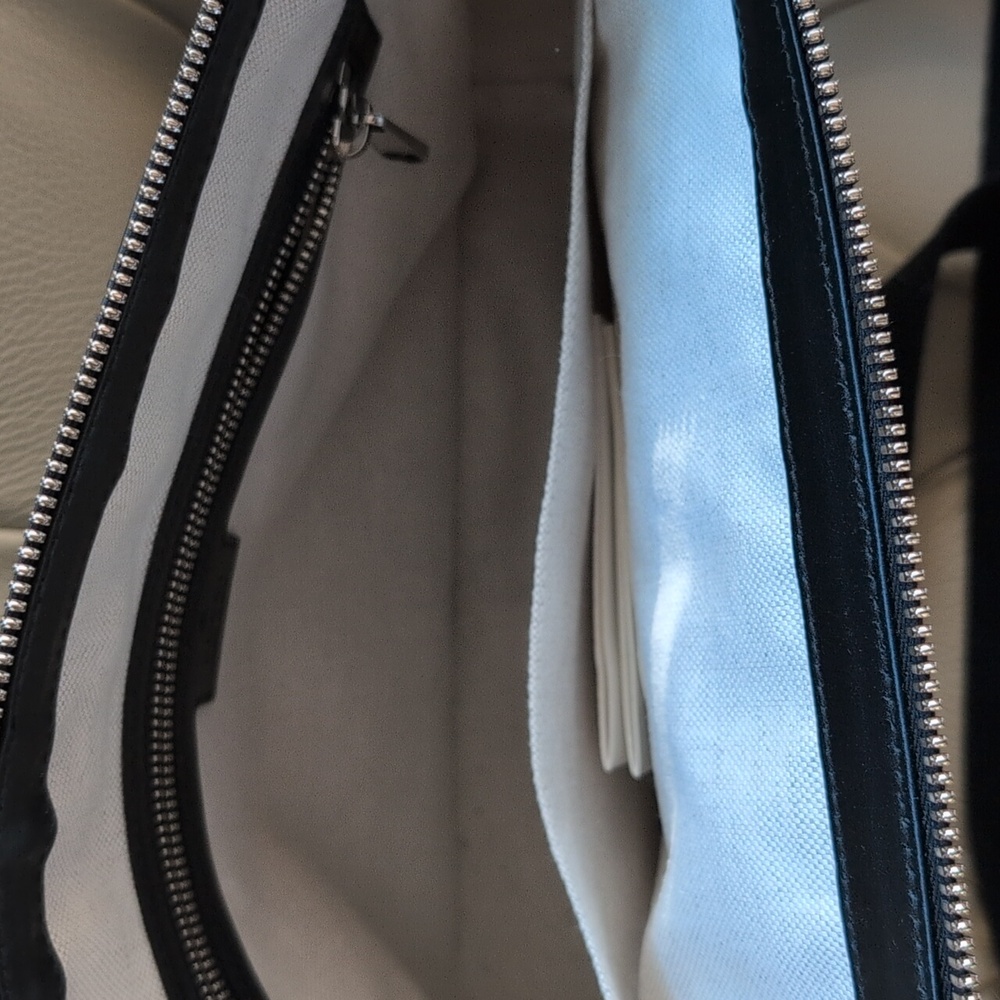 Gucci Black GG Pattern Messenger Bag - Picture 5 of 11